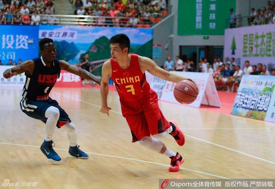 京城双星闪亮瓮安 国奥男篮虽败犹荣 方硕如利刃般撕开对手防线,在对抗中高高跃起,眼神坚定地完成跳投,动作一气呵成。