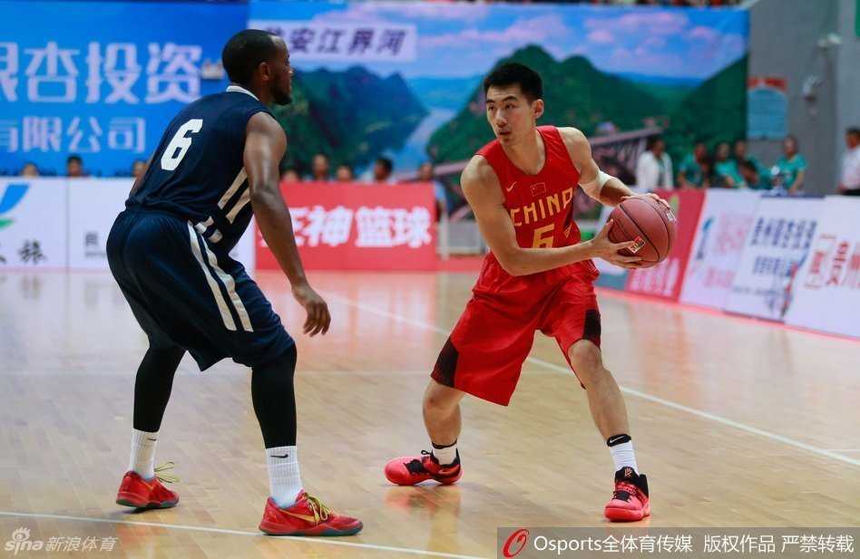 京城双星闪亮瓮安 国奥男篮虽败犹荣 王骁辉眼神如炬,捕捉到稍纵即逝的战机,他猛地加速启动,像一道闪电般直插对手腹地。