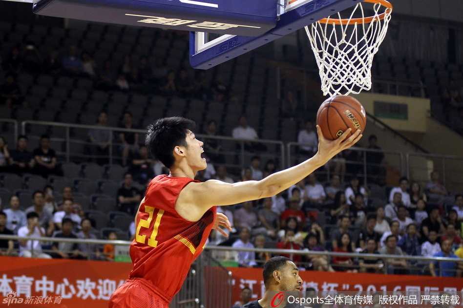 面对严密的防守，刘晓宇毫无惧色，他压低重心强势突破，在身体对抗中依然保持平衡，寻找着稍纵即逝的传球或投篮机会。