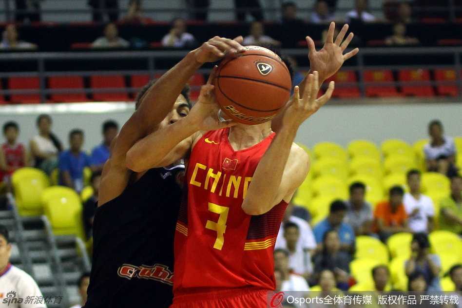 方硕在三分线外持球，面对封盖毫无惧色，果断出手投篮