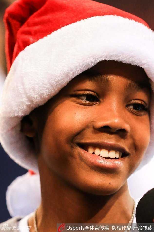 京城圣诞夜的传承:当马布里遇见小小马 马布里身披白色战袍侧身回眸,目光深邃而坚毅,身后是五棵松体育馆明亮的看台与“北京”字样,定格了圣诞之战的经典瞬间。