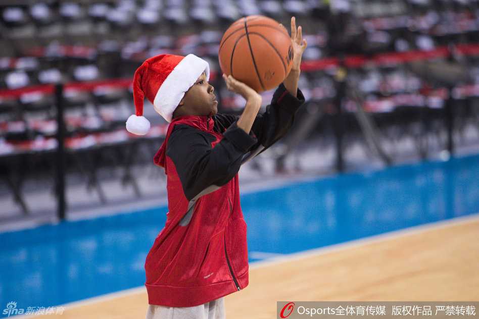 京城圣诞夜的传承:当马布里遇见小小马 身披北京首钢白色战袍的马布里,在圣诞之夜的球场上演灵动突破,他侧身凝视篮筐,表情专注而冷峻,胸前的十字架项链在聚光灯下闪烁着银色光芒。
