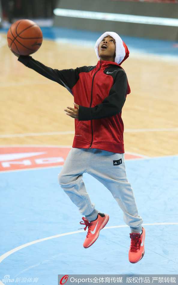 京城圣诞夜的传承:当马布里遇见小小马 小马布里在空荡的球场看台前练习运球,他身着休闲卫衣,低头专注地控制着篮球,步伐灵动,举手投足间流露出与其年龄不符的成熟篮球技艺。
