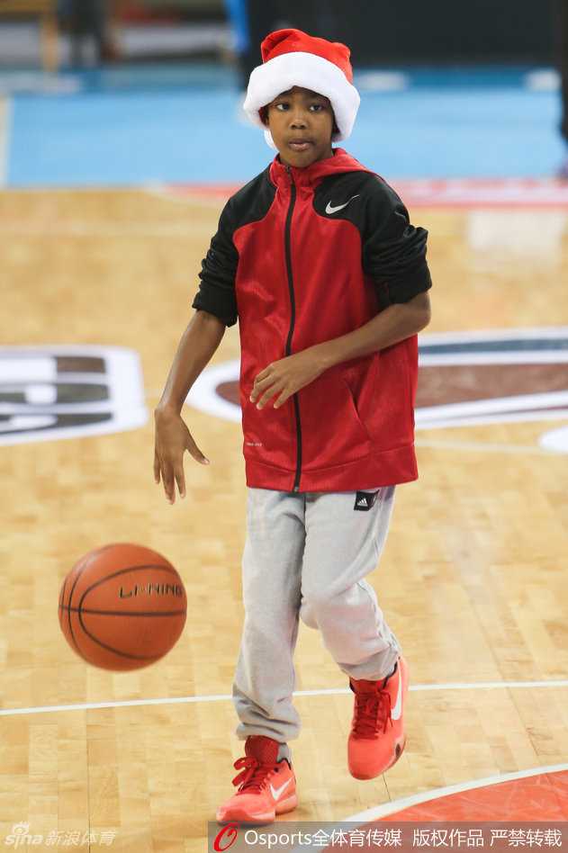 京城圣诞夜的传承:当马布里遇见小小马 镜头聚焦马布里胸前的十字架项链,金色的链条与精致的十字架在黑色球衣的映衬下格外夺目,仿佛承载着信仰与力量。