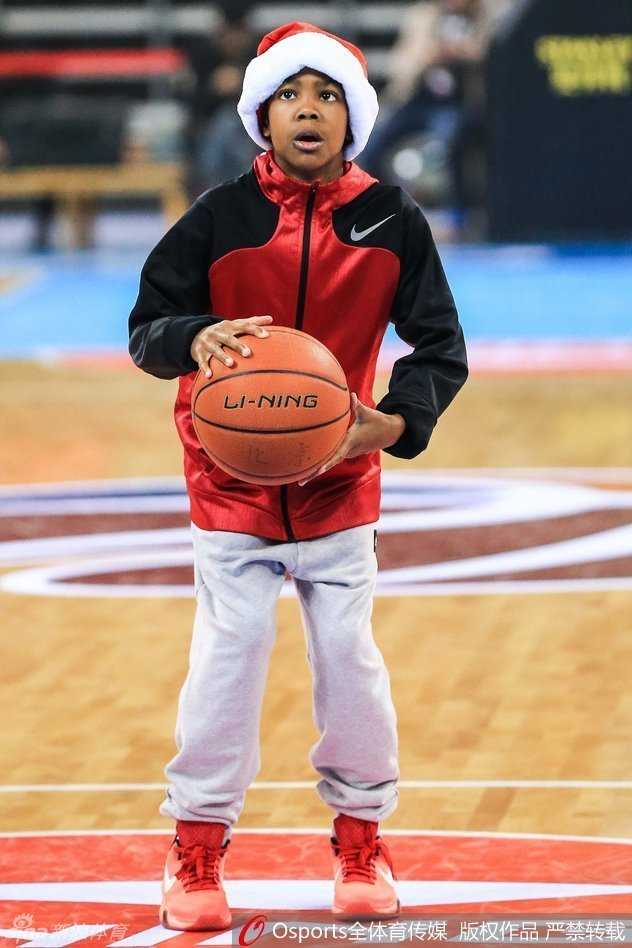 京城圣诞夜的传承:当马布里遇见小小马 马布里在比赛中准备完成一次单手抛投,他腾空而起,手臂舒展,篮球即将离开指尖,身前的防守球员望尘莫及,动作定格如雕塑。