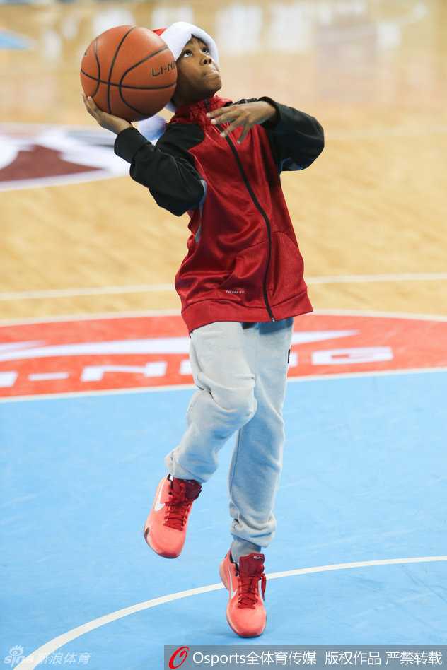 京城圣诞夜的传承:当马布里遇见小小马 小马布里在篮下跃起,完成一次舒展的单手上篮,他的身形在空中拉开,背景是模糊的球场灯光,仿佛一颗正在升起的新星。