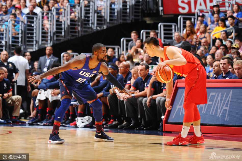 挡拆过后，赵继伟如利刃出鞘，面对杜兰特的滑步封堵，他强行起跳在空中折叠，将球送入篮筐。