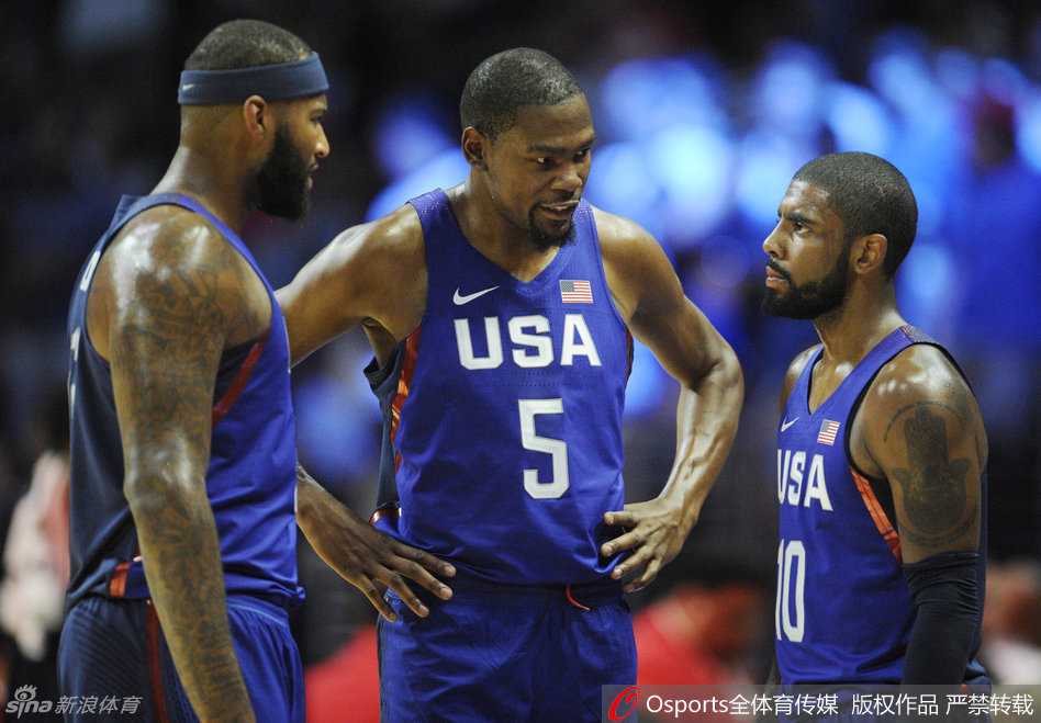 汤普森犹如水下的猎食者般快速切入，而翟晓川则是贴身的缠绕者，寸步不离地挥舞长臂干扰视线。