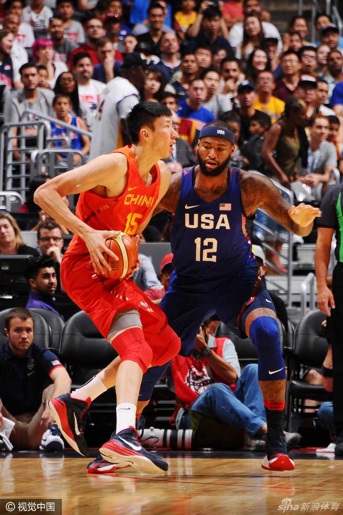 周鹏奋力扑防，指尖却只触碰到冰凉的空气，他回头望向那道划过的弧线，眼中写满了心有余而力不足的遗憾。