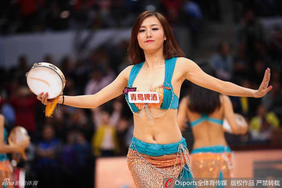 北京队啦啦宝贝凭借扎实的基本功，在赛场上轻松玩起倒立，与队友动作一致，用专业的技巧展示着啦啦操的力与美。