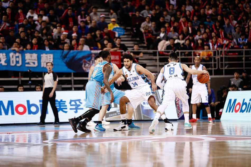 “杰瑞特高高跃起，在空中与对手发生身体接触后，依然稳健地将球放入篮筐，这一刻他用行动告诉五棵松：新援来了！”