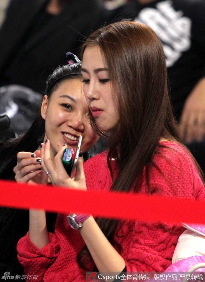 比赛结束后，陈露起身准备离场，脸上带着满足的微笑，抬手向场内致意，眼神中充满了对丈夫孙悦今晚表现的骄傲与温柔