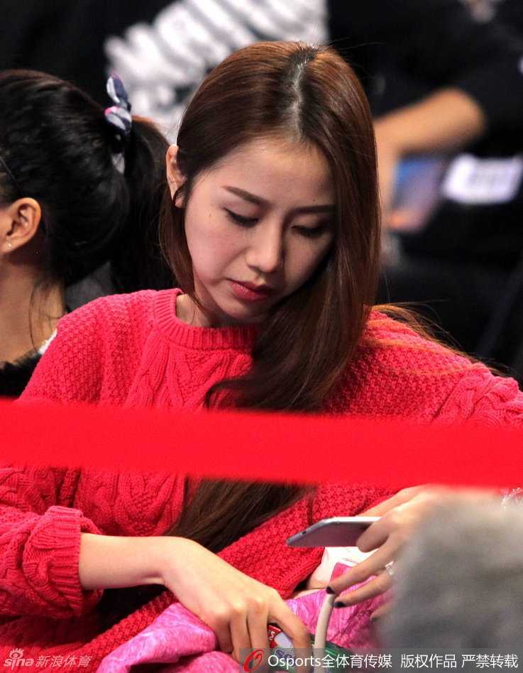 比赛间隙，陈露嘴里似乎含着随身携带的糖果，脸颊微鼓，与身边的女性好友热聊甚欢，脸上洋溢着轻松俏皮的笑容，尽显可爱一面