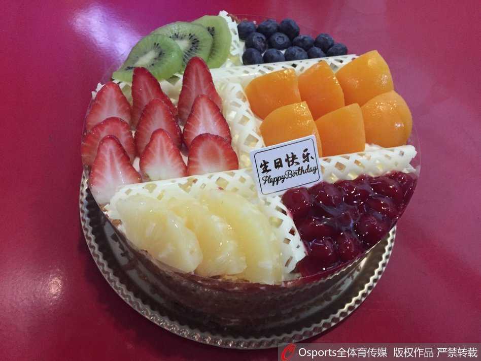 主角马布里戴着黑色耳机走出，神态放松。一位长发披肩的美女球迷成功突破重围，手捧洁白的花束递到马布里面前，眼神中满是见到偶像的喜悦与崇拜。