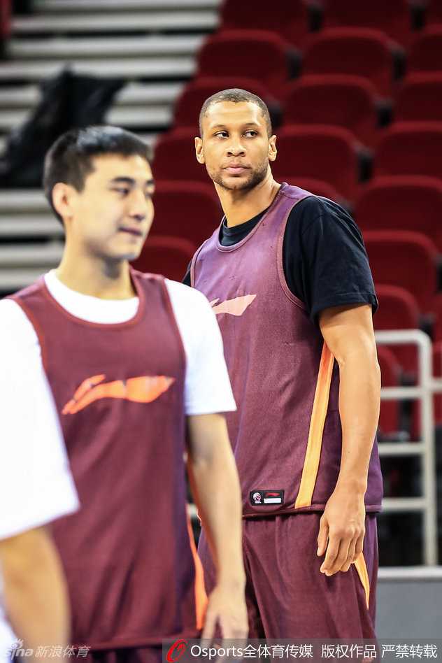 拼命三郎翟晓川受访复盘，畅谈伤病恢复与季后赛憧憬，少年老成尽显大将之风