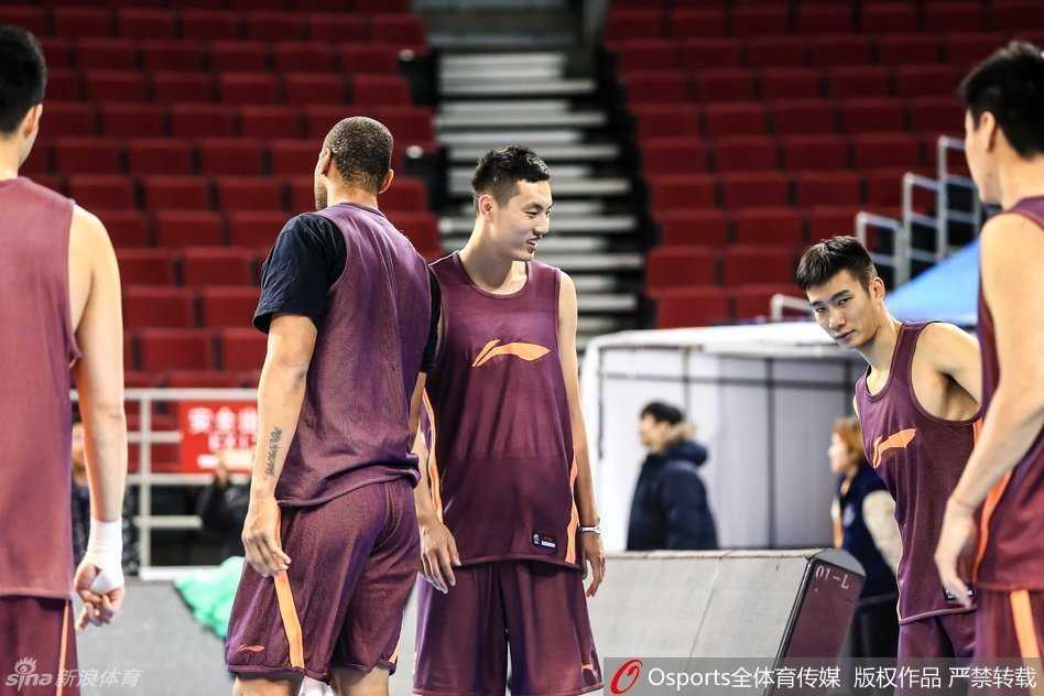 队魂马布里人气爆棚，赛前与热情球迷合影留念，坚毅眼神中透露出必胜的决心