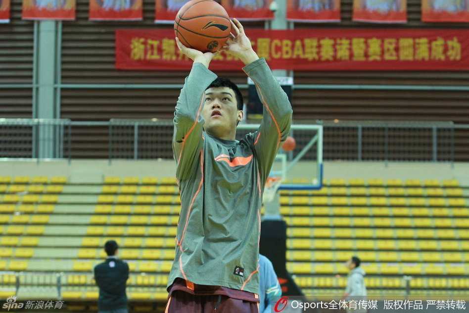 翟晓川帅气投篮后笑称自己穿得最暖和，队友纷纷侧目，气氛轻松愉悦