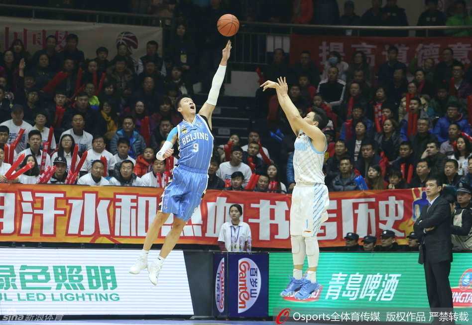 孙悦腾空而起，舒展的长臂完全张开，如同大鹏展翅一般对正在跳投的西热力江形成窒息般的干扰