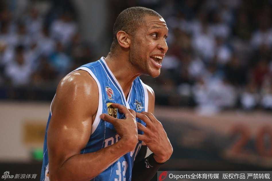 北京首钢主帅闵鹿蕾在场边紧锁眉头，右手挥拳大声呼喊，试图通过自己的激情指挥稳住场上军心，场上的每一次攻防都牵动着他的神经