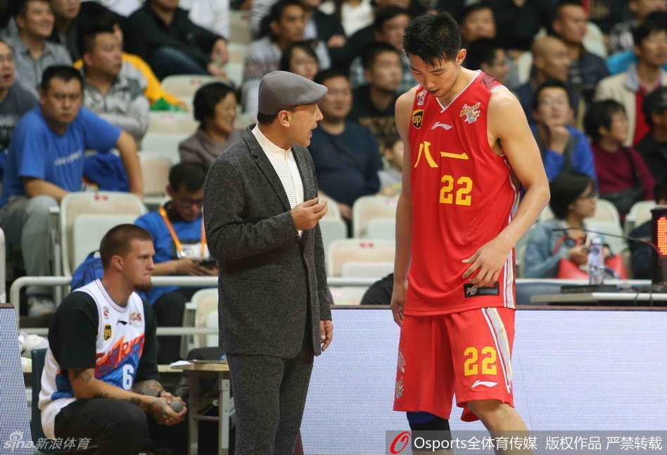 德勒黑从容控球，面对紧逼防守连续背后运球，八一后场的稳定节拍器正在掌控节奏。