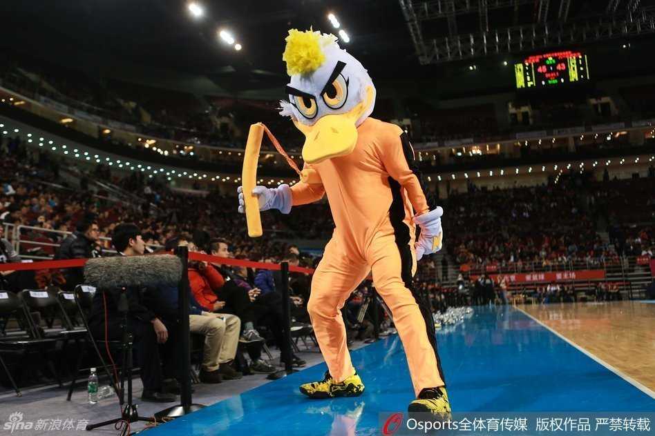 京城德比前夕,首钢霹雳鸭五棵松“踢”出龙魂——记李小龙造型抢镜之夜 吉祥物双手快速舞动双节棍,棍花缭乱,银色残影映衬着它身上的黑色条纹,功夫范儿十足。