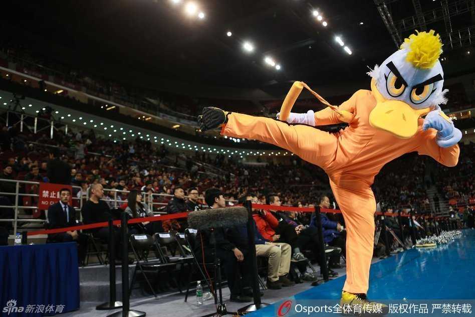 京城德比前夕,首钢霹雳鸭五棵松“踢”出龙魂——记李小龙造型抢镜之夜 霹雳鸭扎起马步,一记标准凌厉的侧踢,仿佛李小龙附体,黄色战袍在空中划出霸气弧线。