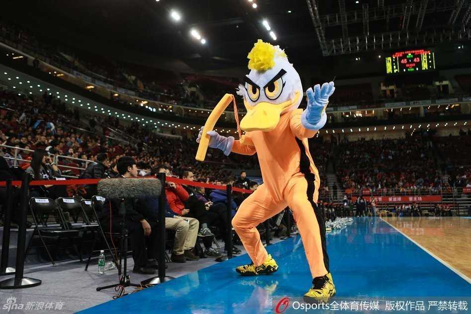 京城德比前夕,首钢霹雳鸭五棵松“踢”出龙魂——记李小龙造型抢镜之夜 表演结束,霹雳鸭面向观众双手抱拳行礼,黄色战袍上“龙”字刺绣若隐若现,一代宗师风范尽显。