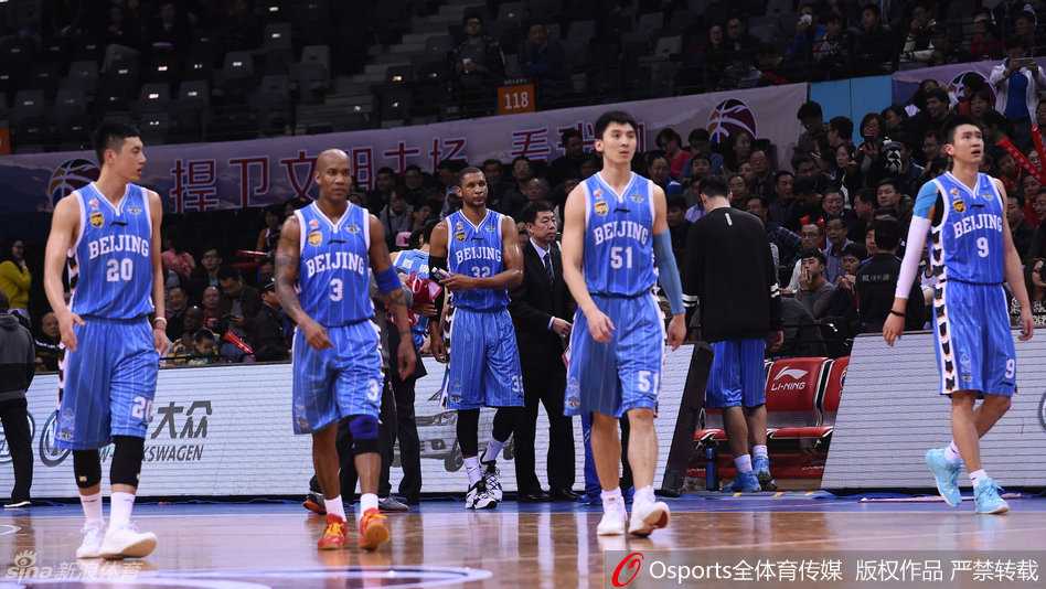 孙悦在侧翼展开双臂全力防守，如同大圣一般遮天蔽日，眼神死死盯住对手的运球节奏。