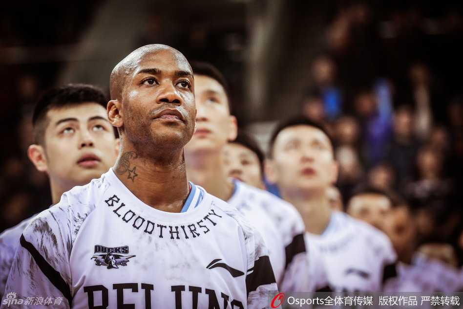 主教练闵鹿蕾与孙悦用力击掌，两人眼神交汇充满信任，传递着场上的战术指令与必胜信念