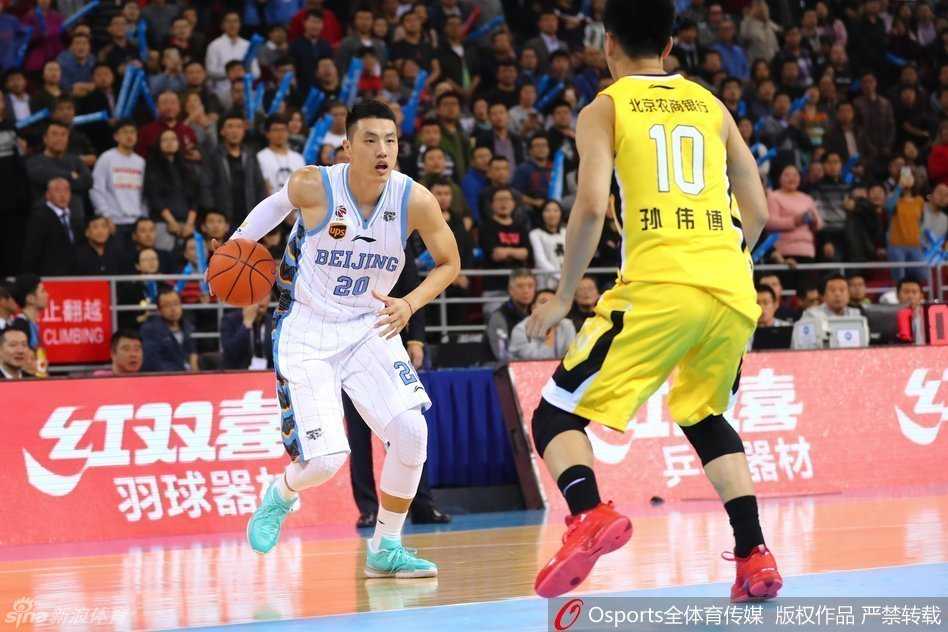 北控外援巴蒂斯塔全力跃起轻舒猿臂，指尖拨动篮球争抢篮板，展现内线猛兽的绝对统治力