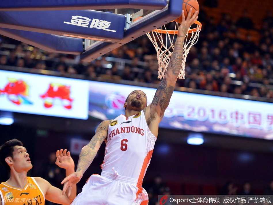 同曦与肯帝亚球员篮下激烈拼抢，进攻者高高跃起试图越过防守完成上篮