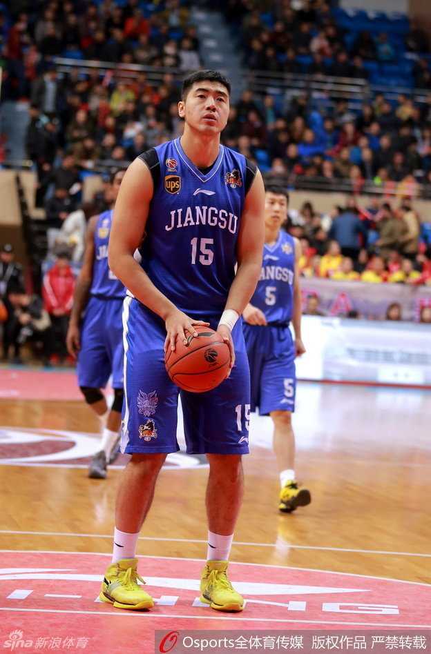 广厦队球员轻舒猿臂，一记高弧度的抛射越过福建队封盖球员指尖