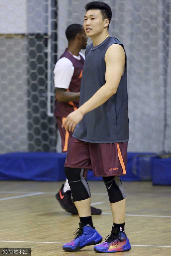 训练结束后，亚当斯被热情的球迷团团围住，他俯身低头，用双手接过球迷递来的物品，这一谦逊的举动瞬间拉近了他与中国球迷的距离。