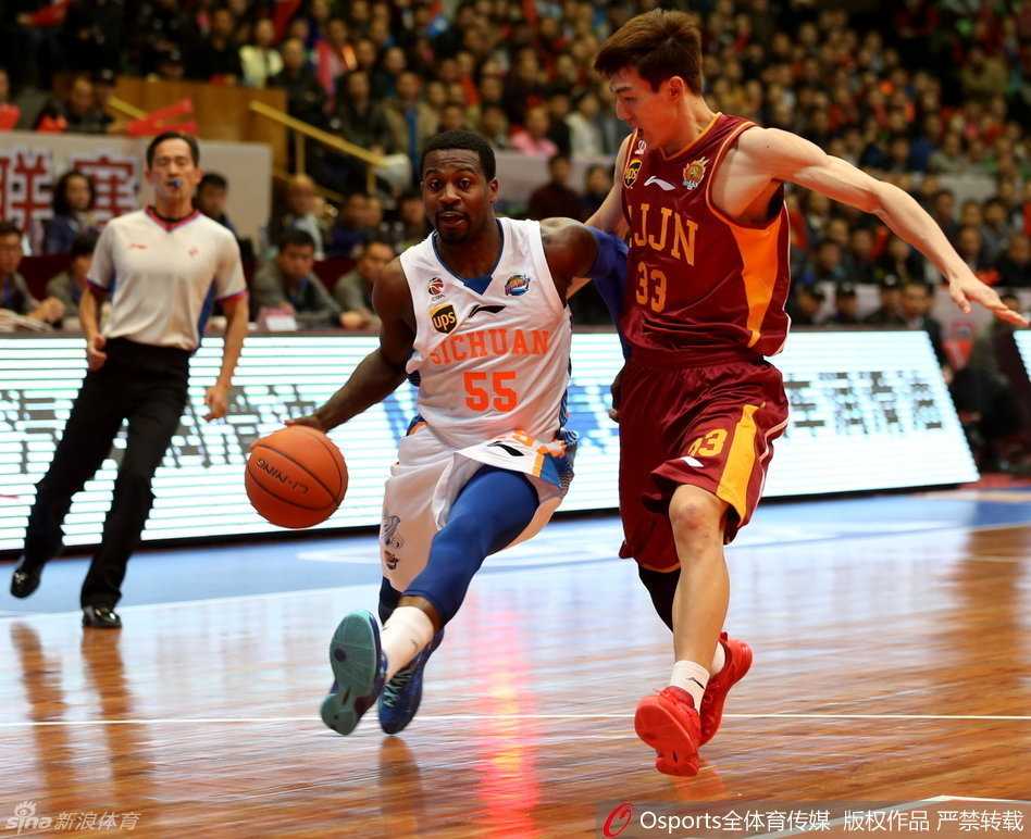 四川队小外援邓特蒙如一道白色闪电，持球强行突破浙江队的防线，他压低重心，速度极快，瞬间撕开了对手的防守缺口。