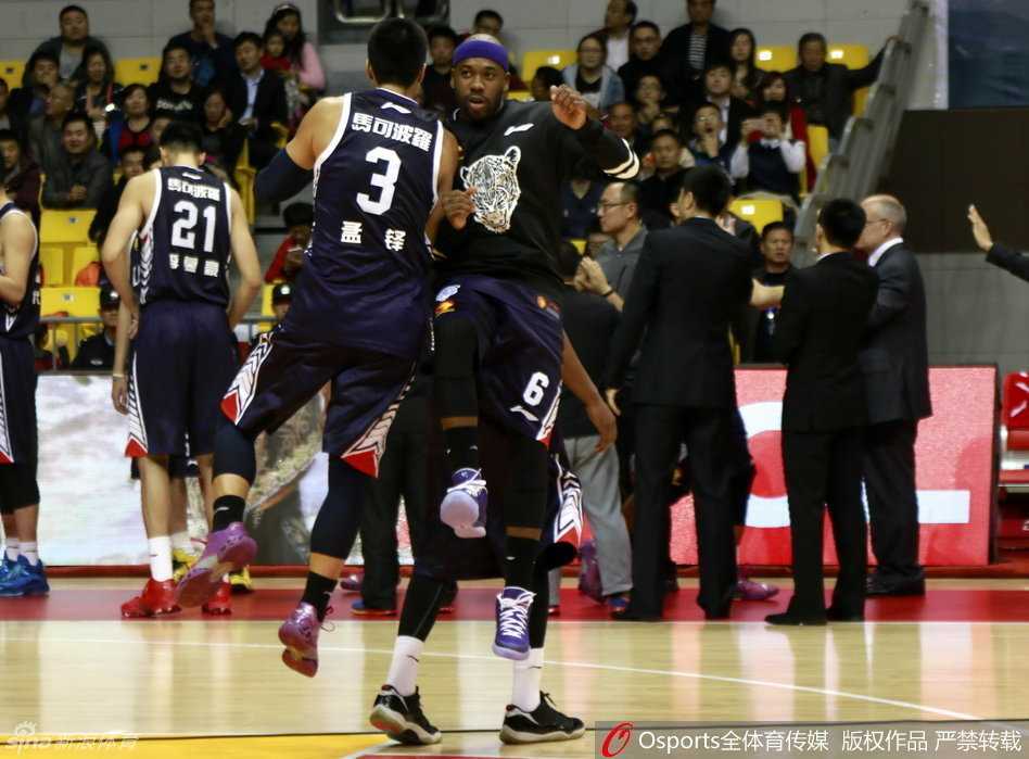 终场哨响，深圳马可波罗队的球员们紧紧围聚在场地中央，他们挥舞着拳头，脸上洋溢着胜利后难以抑制的激动与喜悦，庆祝这场来之不易的主场胜利。