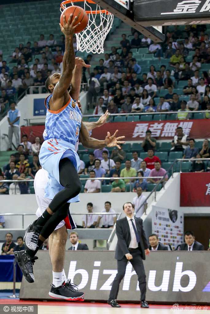 京城激荡:群星闪耀的CBA战场风云录 禁区内人仰马翻,亚当斯在失去平衡的瞬间依然将球抛向篮筐,周琦与俞长栋在内线奋力卡位,拼抢这个宝贵的进攻篮板。