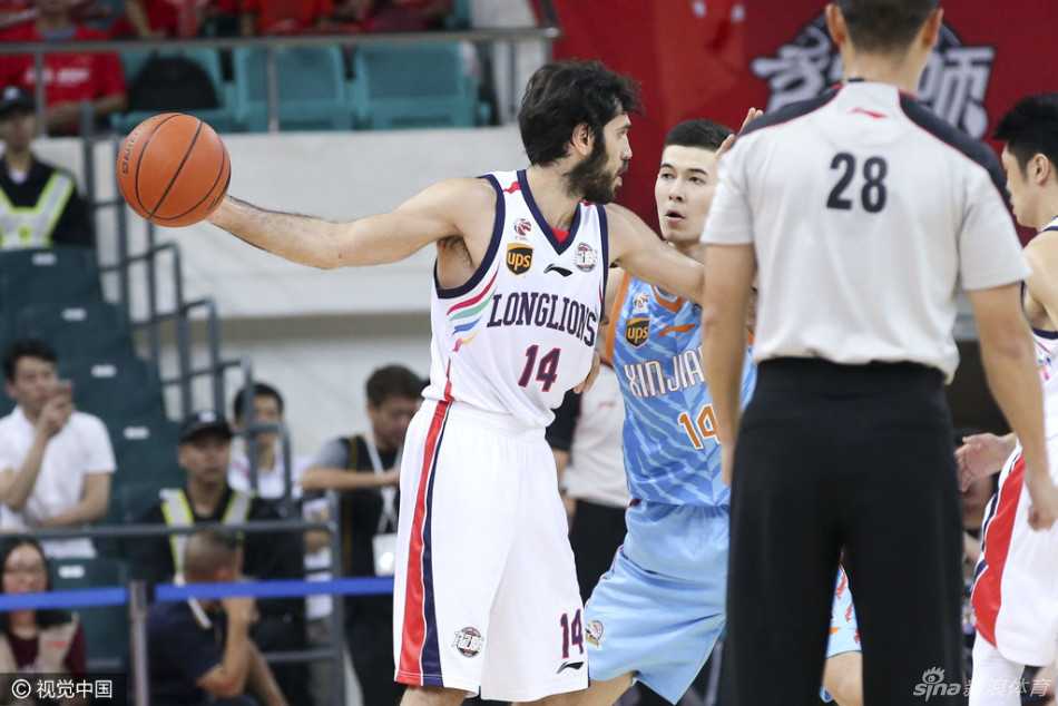 京城激荡:群星闪耀的CBA战场风云录 巴赫拉米如尖刀般刺破防守,面对北京队的重重围堵,他毫无惧色,眼神坚毅地寻找着队友的跑位。