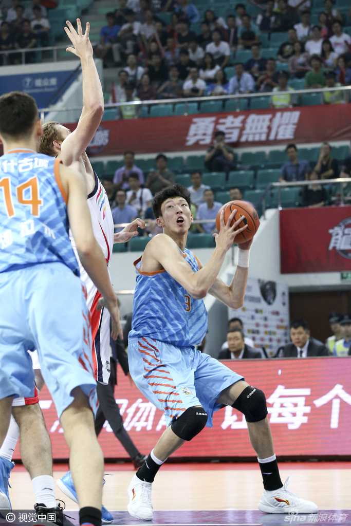 京城激荡:群星闪耀的CBA战场风云录 斯蒂芬森如同出膛的炮弹,高高跃起完成一记势大力沉的单手劈扣,他的身体在空中完全舒展,仿佛要挣脱地心引力的束缚。