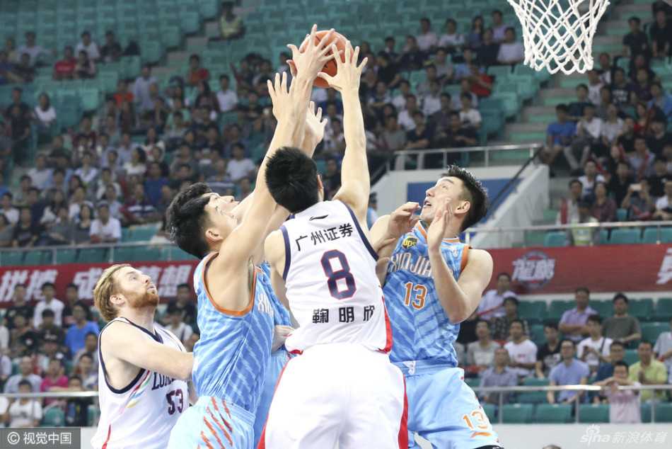 京城激荡:群星闪耀的CBA战场风云录 李根犹如重型坦克一般碾入禁区,迎着防守高高跃起,用一记势大力沉的封盖拒绝了对手的投篮,整个球场都回荡着盖帽的清脆声响。