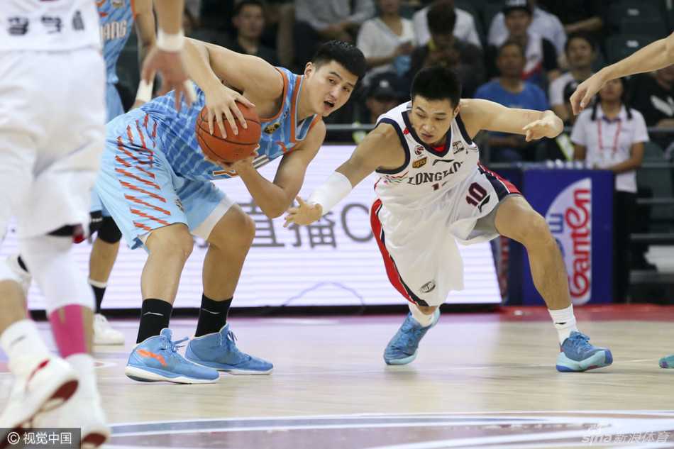 京城激荡:群星闪耀的CBA战场风云录 身高并不占优的朱旭航,面对外援史蒂芬森的篮下强攻,毫无惧色地起跳封盖,用积极的态度捍卫着球队的禁区尊严。