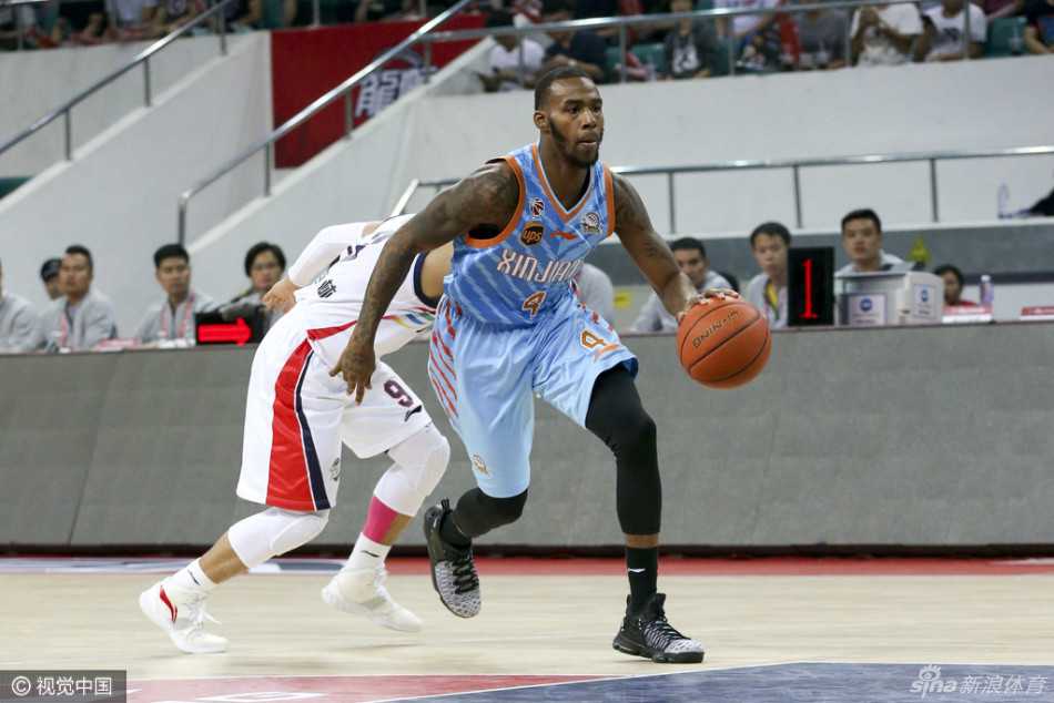 京城激荡:群星闪耀的CBA战场风云录 史鸿飞运球刚过中线,面对扑防而来的对手,他果断起跳,眼神中充满自信,出手了一记超远距离三分,篮球在空中旋转着飞向篮筐。