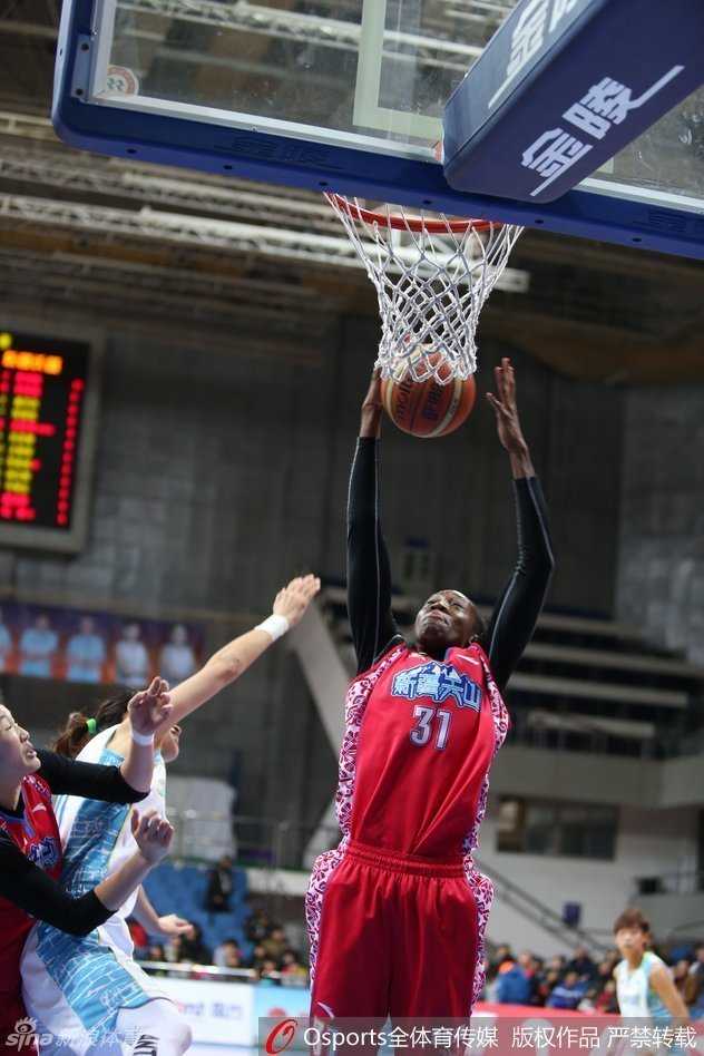 比赛中最精彩的瞬间，一名球员在人群中高高跃起，将弹框而出的篮球狠狠地补进篮筐，引爆了全场观众的激情呐喊。