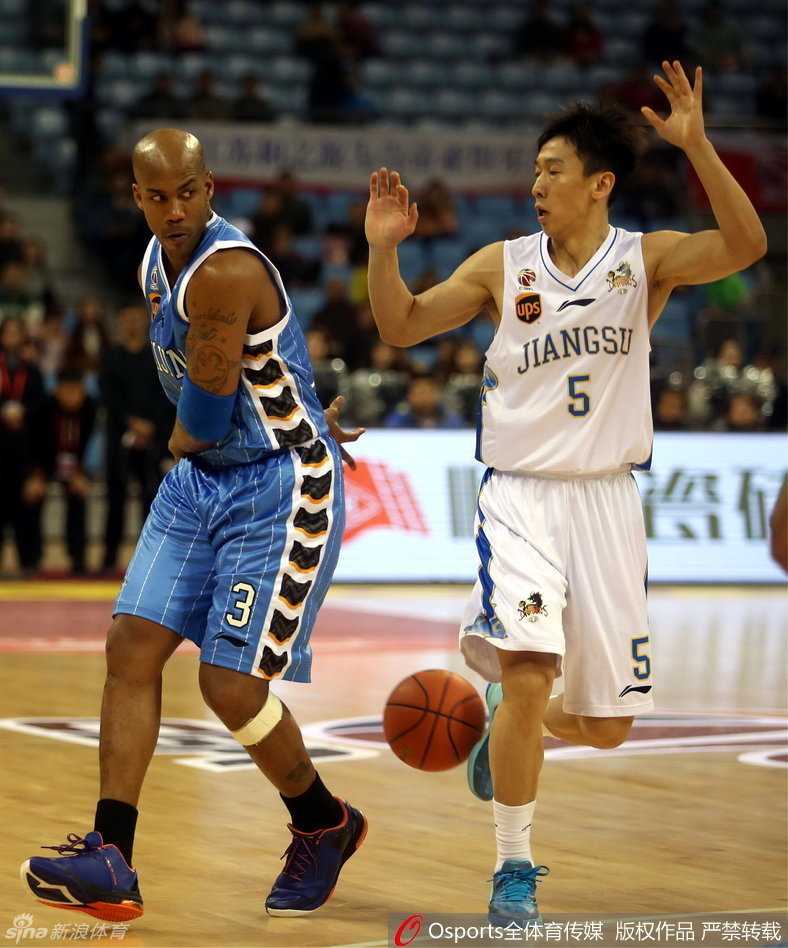 京城热血一战:马布里穿针引线,朱彦西绝杀救主 “张三疯”张庆鹏运球突破,眼神坚毅,他正要用自己不讲理的三分球为球队的逆转添上一把烈火。