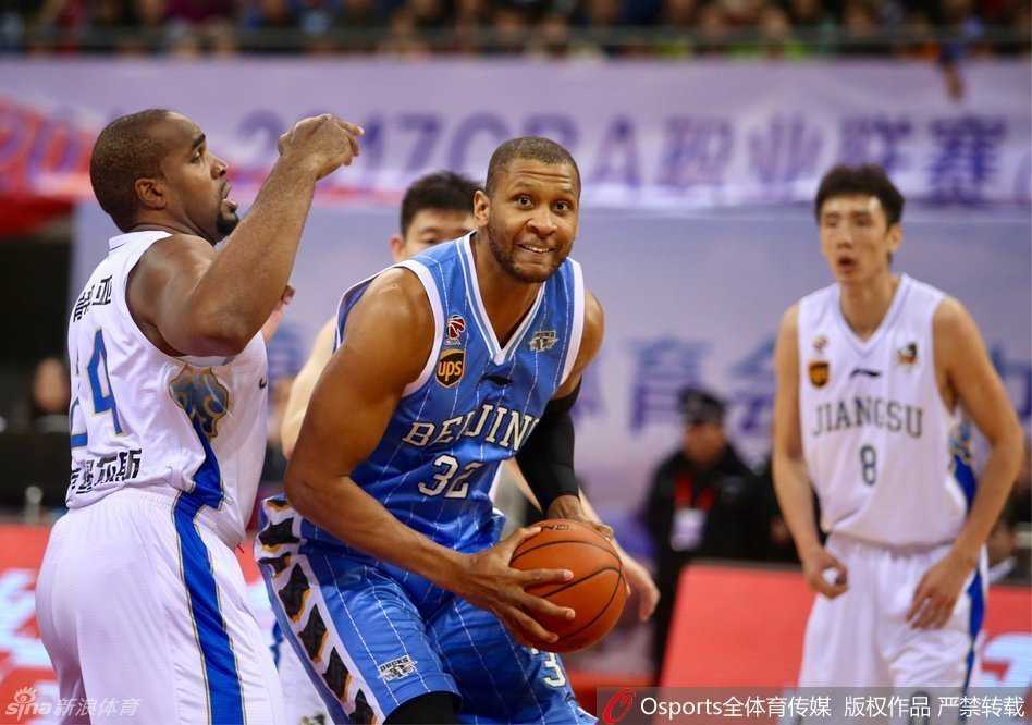 京城热血一战:马布里穿针引线,朱彦西绝杀救主 翟晓川高高跃起,完成势大力沉的单手劈扣,他的激情怒吼代表了北京队永不屈服的斗志。