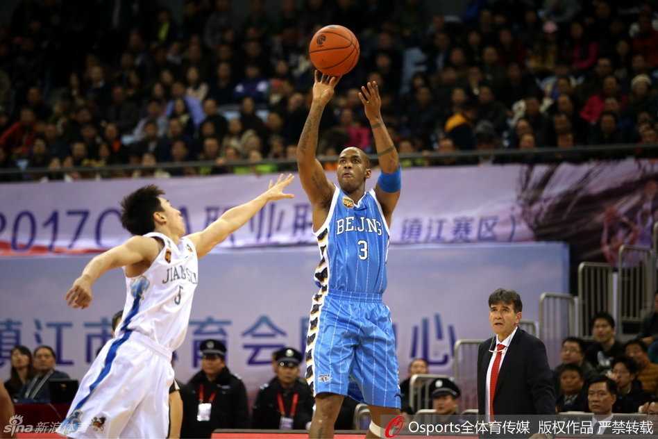 京城热血一战:马布里穿针引线,朱彦西绝杀救主 斯蒂芬·马布里在三分线外果断干拔,篮球在空中划出一道决定比赛走向的优美弧线。