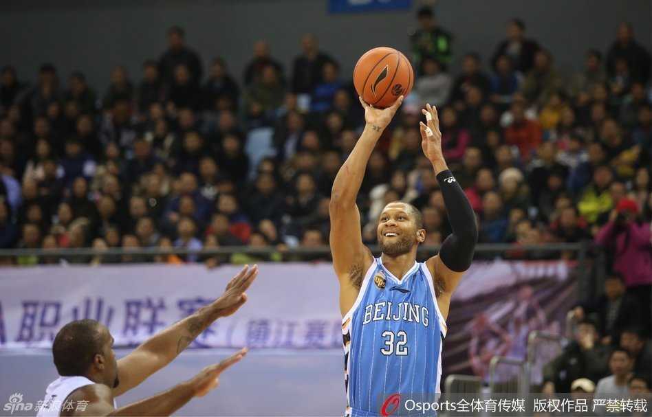 京城热血一战:马布里穿针引线,朱彦西绝杀救主 孙悦腾空封盖对手投篮,修长的双臂如同大鹏展翅,用铜墙铁壁般的防守守护着球队的禁区。