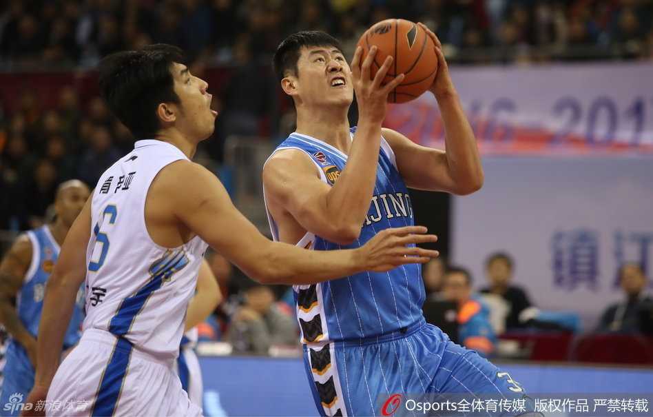 京城热血一战:马布里穿针引线,朱彦西绝杀救主 朱彦西底角接球,稳稳出手命中绝杀三分,全场沸腾,队友们疯狂涌上庆祝这来之不易的胜利。