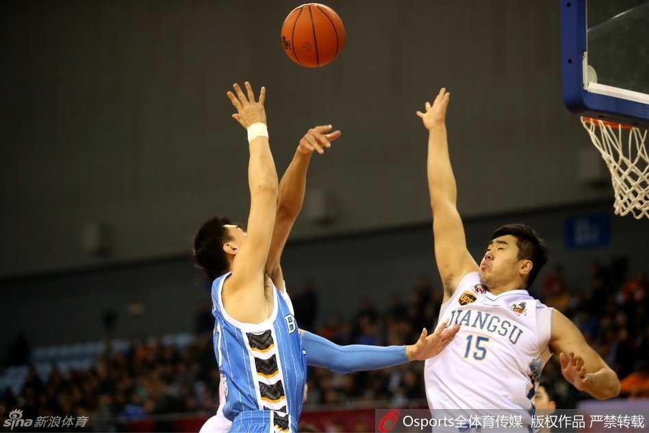 京城热血一战:马布里穿针引线,朱彦西绝杀救主 兰多夫·莫里斯在罚球线附近持球,面对防守球员,他神情专注,准备用标志性的中投为球队续上火力。