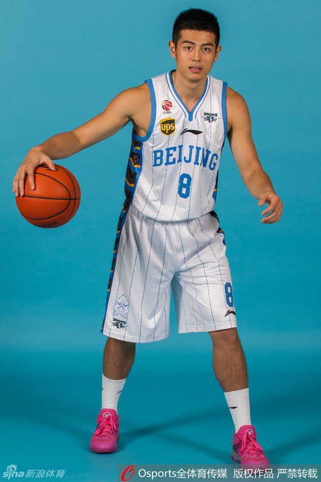 京城王朝的黄金记忆:回顾北京首钢四年三冠的荣耀瞬间 主教练闵鹿蕾在场边激情指挥,大手一挥眼神坚毅,他的运筹帷幄与严格要求铸就了首钢男篮的铁血纪律。