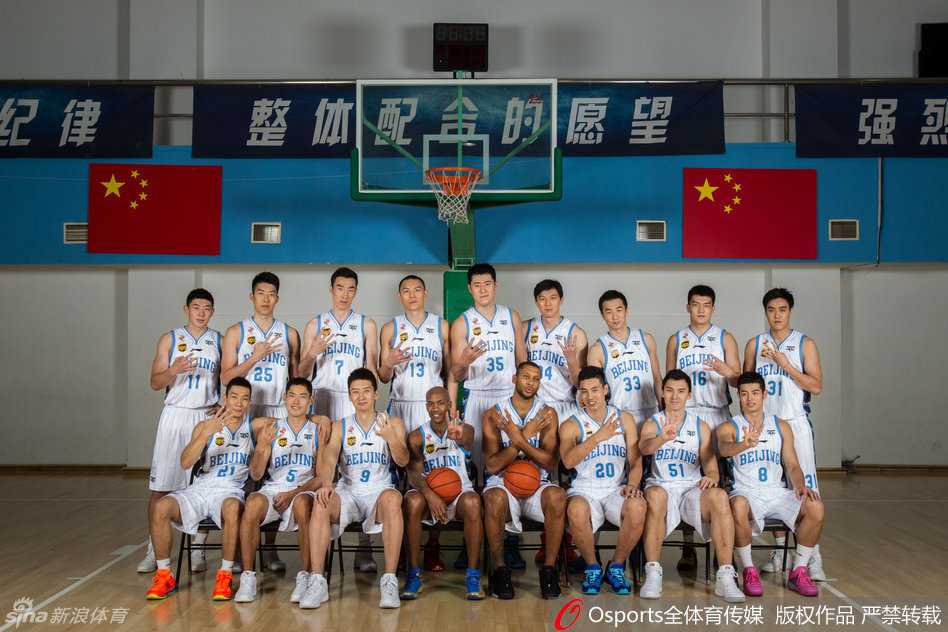 京城王朝的黄金记忆:回顾北京首钢四年三冠的荣耀瞬间 球队大脑马布里在人群中高高跃起,上演标志性上篮,身披3号战袍的他眼神如炬,用一次次冲锋点燃全队士气。